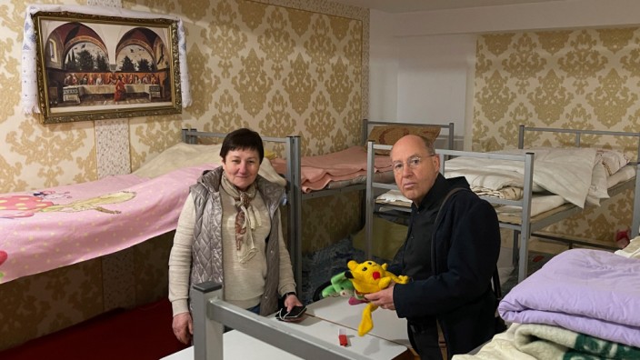 Gregor Gysi in der Ukraine: Gregor Gysi besucht auf seiner Reise in die Ukraine in Lwiw eine Notunterkunft für Flüchtlinge aus den Kriegsgebieten.
