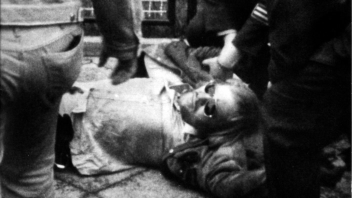 Prantls Blick: Andreas Baader, Anführer der Terrorgruppe Rote Armee Fraktion, wird bei seiner Festnahme am 1. Juni 1972 von Polizisten aus einer Garage im Frankfurter Dornbusch-Viertel geschleift.