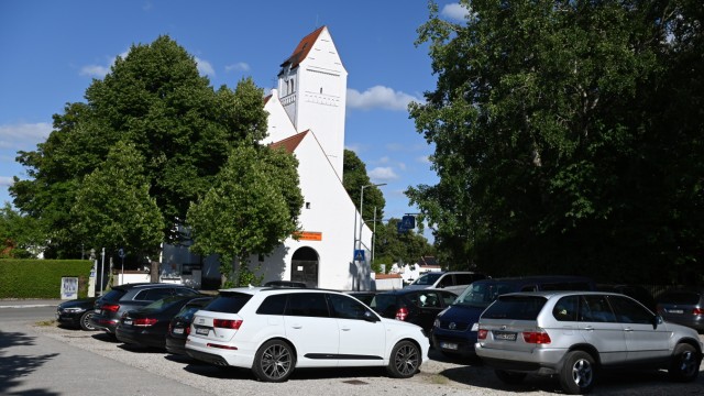 Bürgerdialog in Aubing: Derzeit ist die Kiesfläche vor der Kirche vor allem ein Parkplatz.