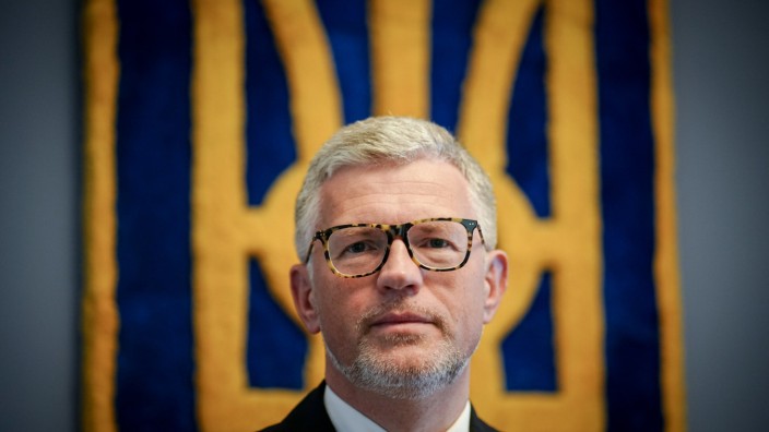 Ukraine: "Zur Hölle fahren": Der bisherige Botschafter der Ukraine in Deutschland, Andrij Melnyk, hier vor dem Wappen seines Landes, muss den Posten räumen.