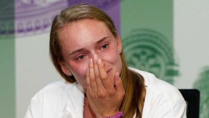 Jelena Rybakina: Extreme Emotionen: Siegerin Jelena Rybakina in der Pressekonferenz nach ihrem Wimbledon-Sieg, hin- und hergerissen zwischen Triumph und Trauer.