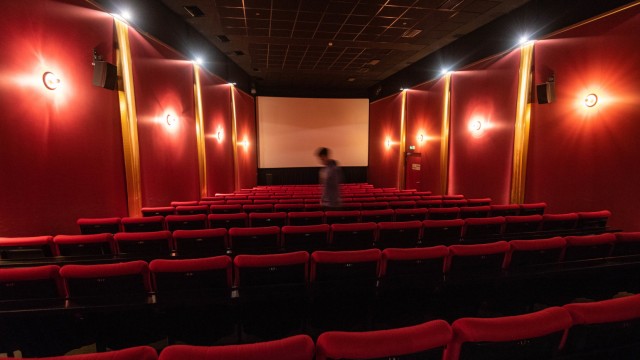 Kultur in Bayern: In der Corona-Pandemie blieben viele Kinosäle komplett leer. Jetzt kommen die Besucher nur sehr zögerlich wieder.