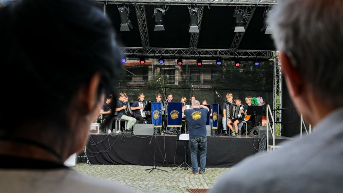 Planegg, Krailling: Große Bühne und ein buntes Programm auf dem Planegger Marktplatz: Die Akkokids spielen auf ihren Akkordeons.