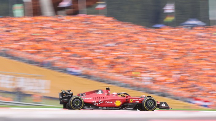Großer Preis von Österreich: Auf den Tribünen viele Fans in Orange, auf der Strecke ein Sieg für Rot: Charles Leclerc im Ferrari.