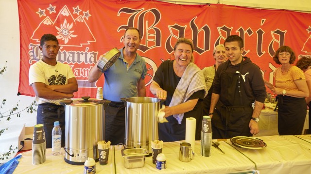 Veranstaltung für den guten Zweck in Sachsenkam: Das Team des Café Miteinand verkaufte Crèpes und Kaffee.