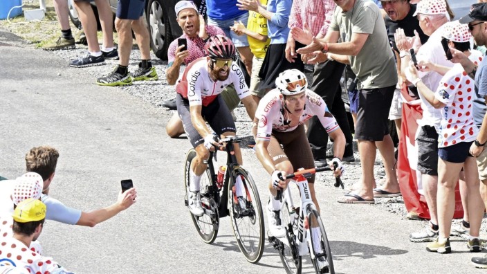 Tour de France: Mit letzter Kraft: Simon Geschke, hier hinter Tagessieger Bob Jungels.