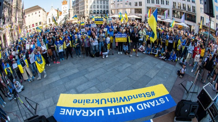 Ukrainer in München: Demonstrierende für die Ukraine am 8. Juli auf dem Marienplatz.