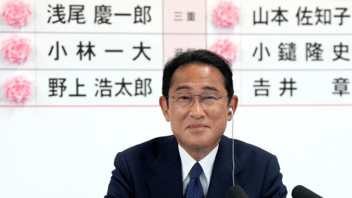 Oberhauswahl: Kann jetzt ein langgehegtes Ziel des getöteten Ex-Premiers Shinzō Abe umsetzen: Japans Premierminister Fumio Kishida, am Sonntag vor einer Tafel mit Wahlergebnissen.