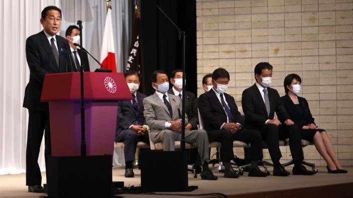 Japans Premierminister Fumio Kishida und prominente Vertreter der LDP bei einer Pressekonferenz nach der gewonnenen Wahl.