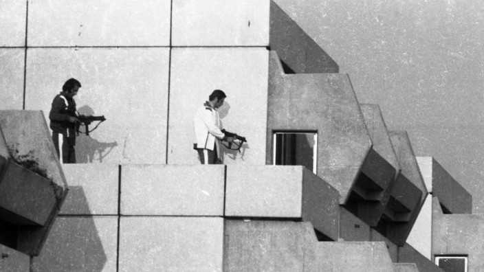 Olympia-Attentat: Das Attentat überschattet die Olympischen Spiele 1972 in München. Das Bild zeigt den Polizeieinsatz im Olympischen Dorf.