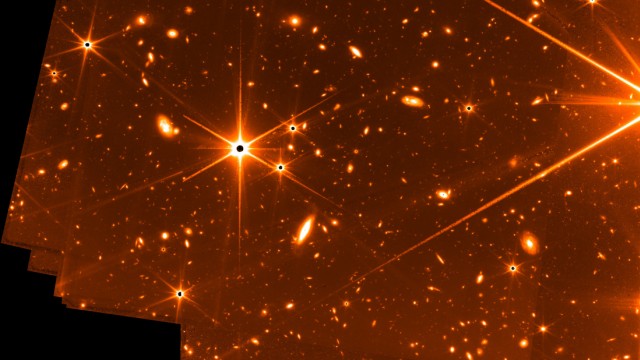 Astronomie: Dieses Testbild des Teleskops "James Webb" wurde Anfang Mai über einen Zeitraum von acht Tagen aufgenommen. Sterne sind an den Strahlen zu erkennen, alles andere sind Galaxien.