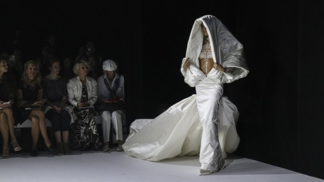 Haute Couture: Couture mit viel Volumen: Stéphane Rolland beeindruckt mit seinen Roben im Théâtre du Châtelet.