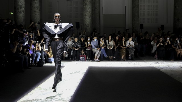 Haute Couture: Dem Designer-Duo Viktor & Rolf geht es um Frauenrechte. Die meterbreiten Kragen lassen sich mit wenigen Handgriffen zu einem gerafften Look verwandeln.