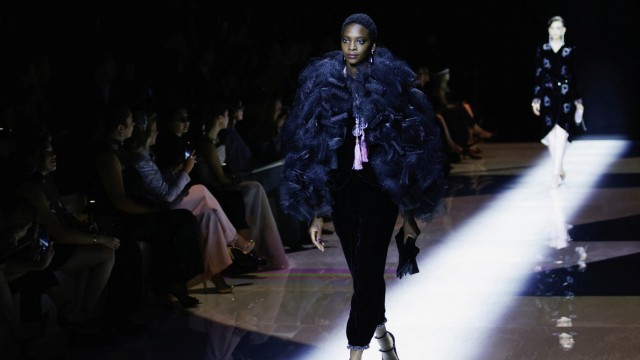 Haute Couture: Hohe Schneiderkunst: Lang anhaltenden Applaus erhielt Giorgio Armani für seine Privé-Kollektion.