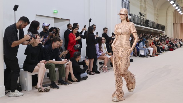 Haute Couture: Balmain-Designer Olivier Rousteing begeistert die JPG-Fans mit einem neu entworfenem Madonna-Kegel-BH.