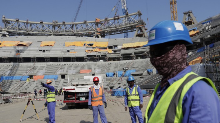 Sportpolitik: "Immer wieder Todesfälle": Bauarbeiter arbeiten 2019 am Lusail-Stadion, einer der Spielstätten für die WM 2022 in Katar.