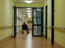 Hildesheim: Pflegeheim-Mitarbeiterin wegen fahrlässiger Tötung angeklagt