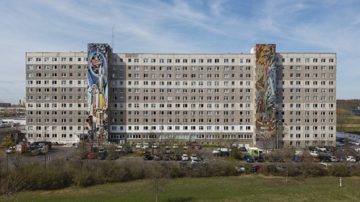 DDR-Kunst am Bau: Einst Fiktion einer besseren Welt: Josep Renaus Großmosaiken in Halle. Die linke Seite ist bereits restauriert, die rechte wird es gerade.