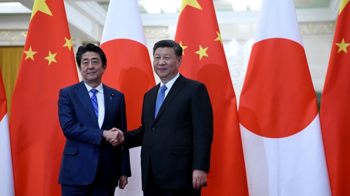 Japan und China: Japans langjähriger Premier Shinzo Abe bei einem seiner seltenen Besuche in China, mit Präsident Xi Jinping im Dezember 2019 in Peking.