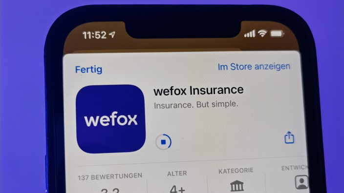 Versicherungen: Wefox-Kunden können per Smartphone-App auf ihre Verträge zugreifen und diese dann auch von unterwegs managen.