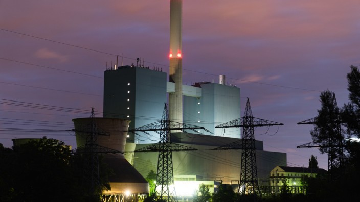 Energie: Blaue Stunde über dem Uniper-Gaskraftwerk im bayerischen Gebersdorf: Das Geschäft mit Gas lief lange Zeit gut - jetzt aber ist Gas zu einem knappen Gut geworden.