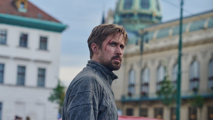 Neu in Kino & Streaming: Er bekommt eine Schramme ab, während Dutzende Verfolger sterben: Ryan Gosling in "The Gray Man".