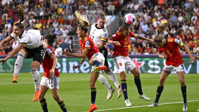 Deutschland schlägt Spanien: Alexandra Popp bestätigt ihren Ruf als exzellente Kopfballspielerin mit dem Treffer zum 2:0.