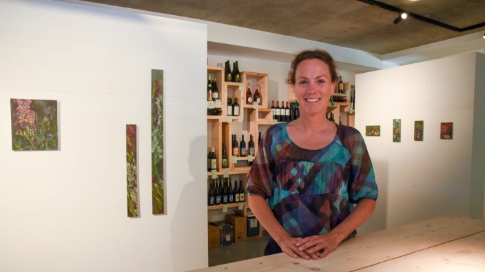 Kunstmarkt: Nina Böck hat im Weinlager des Ambacher Gasthauses "Zum Fischmeister" einen Kunstsalon eröffnet.