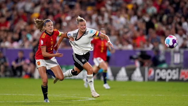 DFB-Team bei der Fußball-EM: Gleich hätte es wohl 3:0 gestanden - wenn Alexandra Popp (rechts) nicht auf rüde Weise von Spaniens Kapitänin Irene Paredes gestoppt worden wäre. Dafür hätte es die rote Karte geben müssen.