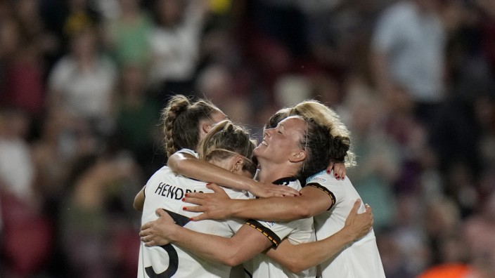 DFB-Team bei der Fußball-EM: "Wir haben brutal verteidigt": Die deutschen Abwehrspielerinnen, vorne Kathrin Hendrich und Marina Hegering (rechts), bejubeln den Sieg gegen Spanien.