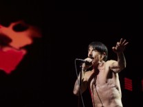 „Red Hot Chili Peppers“ im Volksparkstadion: Mut zum Gerippe