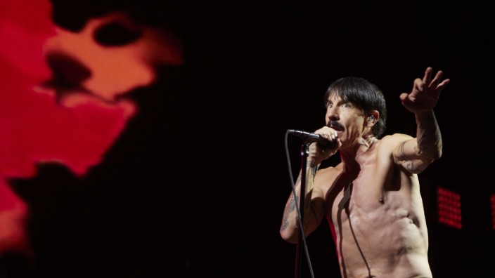 "Red Hot Chili Peppers" im Volksparkstadion: Sein Bandkollege nennt ihn einen "Nicht-Musiker" - das ist als Kompliment gemeint: Sänger Anthony Kiedis von den "Red Hot Chili Peppers" bei einem Konzert in Sevilla.