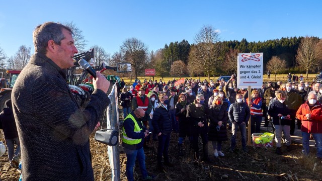 Brenner-Zulauf: Grafings Bürgermeister Christian Bauer bei einer Demonstration gegen die geplanten Trassen im Februar.
