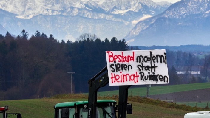 Brenner-Zulauf: Die ausgewählte Trasse verläuft nahe an Niclasreuth und Lorenzenberg. Schon seit Monaten protestieren Anwohner - hier oberhalb von Lorenzenberg - gegen die Pläne der Bahn.
