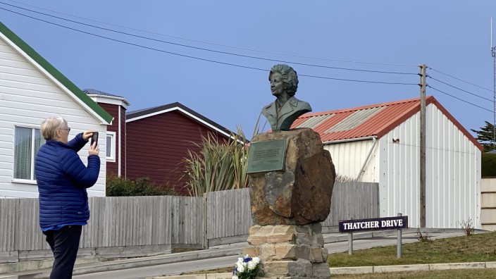 Großbritannien: Margaret Thatcher bleibt für manche eine Ikone in Großbritannien: Ob die wirtschaftspolitischen Rezepte der Eisernen Lady heute noch taugen, ist zweifellhaft; im Bild fotografiert eine Frau ein Denkmal der 1990 zurückgetretenen und 2013 gestorbenen Premierministerin auf den Falklandinseln.