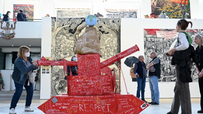 Documenta immer tiefer in der Krise: "Censorship sucks", "Respect" und "Free Palestine": Besucherkommentare auf einem Papp-Panzer in der Ausstellungshalle von "Tarin Padi".
