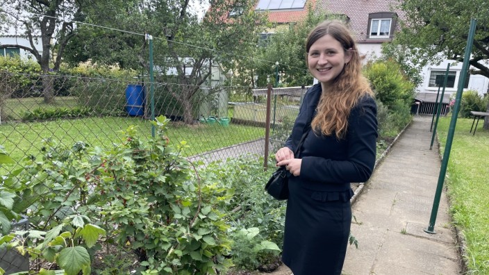 Ukrainische Journalistin: Emiliia Dieniezhna hat im Garten ihres Gastgebers Salat angepflanzt und Unkraut gejätet.
