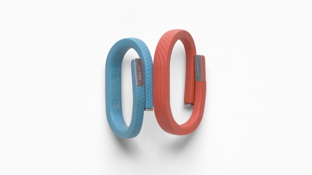 Designausstellung in der Pinakothek der Moderne in München: Das Armband UP wird von einer App begleitet, über die sich beim Tragen Schlaf-, Ess- und Bewegungsverhalten nachvollziehen lassen (Fuseproject, Yves Béhar).