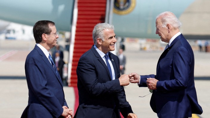 Nahost-Reise: Israels Präsident Isaac Herzog (links) und Premier Jair Lapid begrüßen US-Präsident Joe Biden auf dem Ben-Gurion-Flughafen in Tel Aviv.