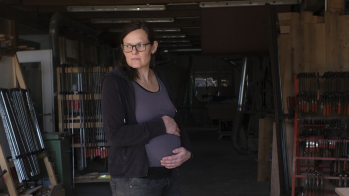 Gleichberechtigung: Johanna Röh betreibt eine eigene Tischlerei, sie hatte nicht erwartet, dass Selbständige in der Schwangerschaft kaum Unterstützung bekommen.