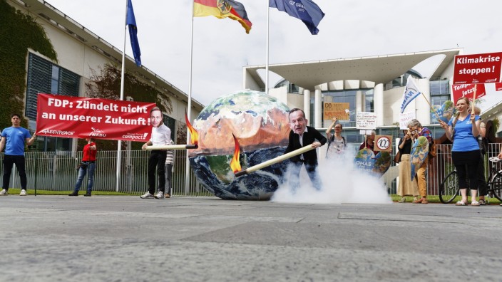 Bundesregierung: Klimaschützer vor dem Kanzleramt kritisieren die Politik der Bundesregierung, insbesondere der FDP.