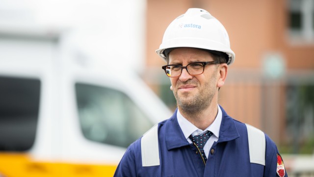 Gaspreis 2023: Klaus Müller, Präsident der Bundesnetzagentur, während seiner Besichtigung des Astora-Gasspeichers in Rehden.