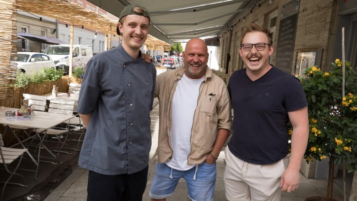 Lokalrunde: Küchenchef Dominic Wright, Betreiber Stephan Maria Alof und Geschäftsführer Lukas Schedlbauer (von links) haben aus dem Lokal Josef eine italienische Trattoria gemacht.