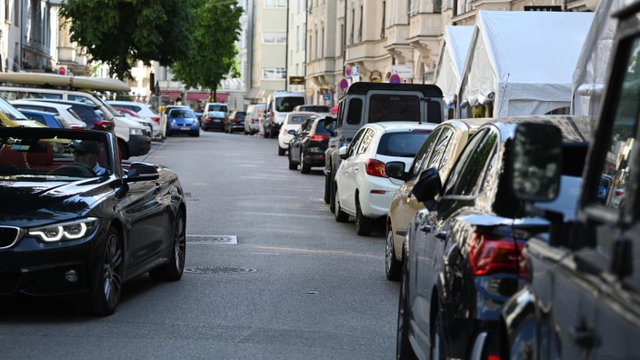 Typisch deutsch: Wohin man geht und wo man steht: zugeparkte Straßen, so weit das Auge reicht, wie hier im Glockenbachviertel.