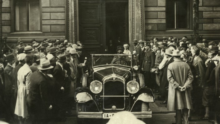 Historie: Warten auf den Ruf, der niemals kommt: Anhänger der demokratischen Landesregierung vor dem Preußischen Innenministerium in Berlin, 20. Juli 1932.