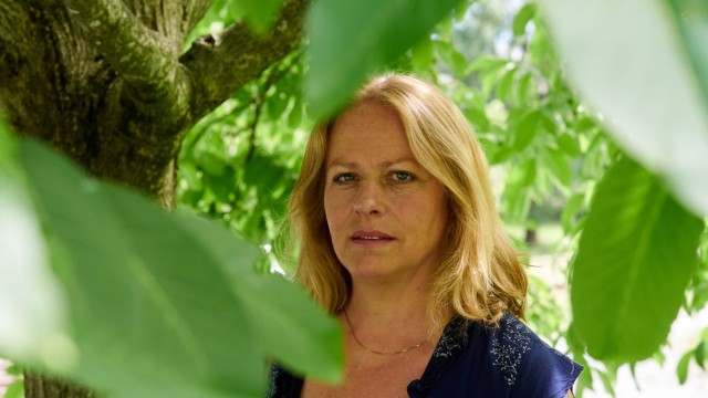 Kultur im Landkreis: Angela Dorrer hat ein Faible für Blätter, Hände, Landschaften und das Handwerk.