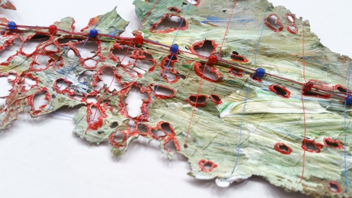 Kultur im Landkreis: Angela Dorrer stellt im Waldmuseum aus, unter anderem ihre "Blattscapes", mit Acryl, Garn, und Perlen künstlerisch transformiertes Grün.