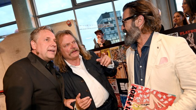 Party im Werksviertel: Playboy-Feier im Penthouse: Chefredakteur Florian Boitin (von links) mit Leslie Mandoki und Artist Mauro Bergonzoli.
