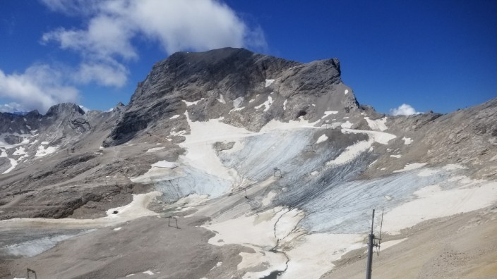 Klimawandel: Mehr Fels und Geröll denn Gletscher sind derzeit vom Schneefernerhaus aus zu sehen.