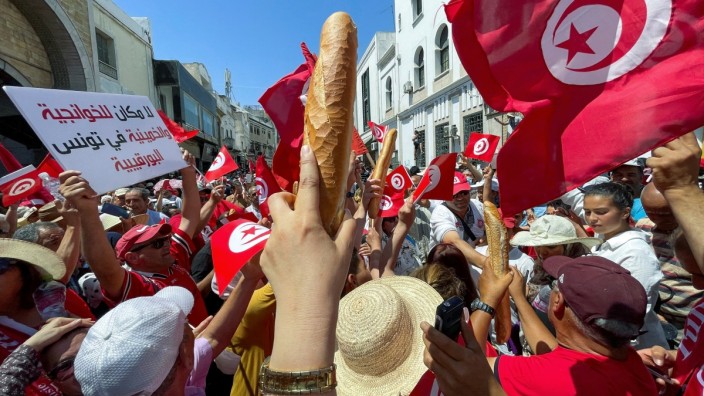 Volksabstimmung: Protest gegen die Verfassungsreform des Präsidenten: Demonstranten in der Hauptstadt Tunis. Einige von ihnen trugen Brot als Zeichen ihres Zorns über die hohen Lebensmittelpreise.